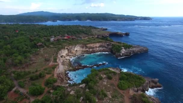 Rocky ledges with green vegetation, houses, paths — Stock Video