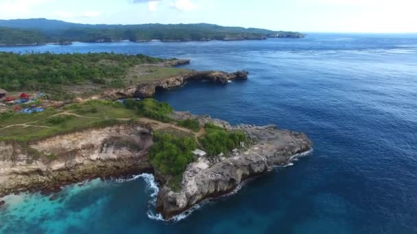 Rocky ledges with green vegetation, houses, paths — Stock Video