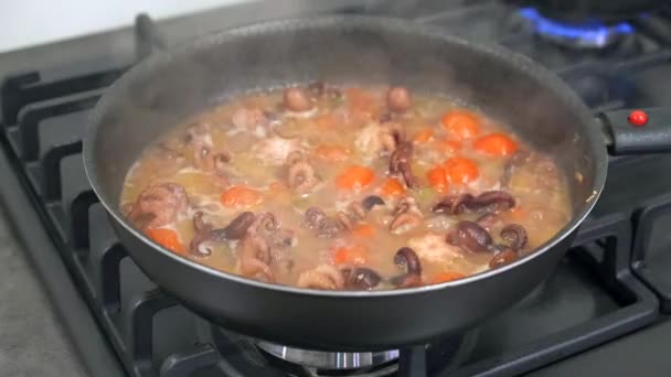 Gebratener Baby-Tintenfisch und Gemüse in heißer Pfanne umrühren — Stockvideo