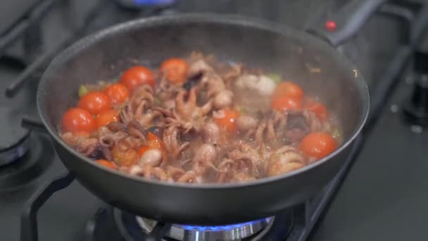 Revuelva el pulpo bebé frito y las verduras en la sartén caliente — Vídeo de stock