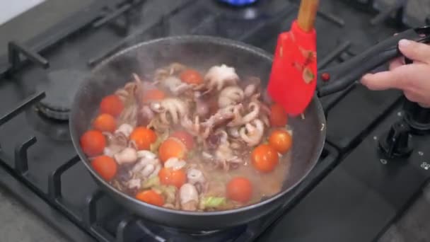 Pulpo mariscos con verduras en sartén — Vídeo de stock