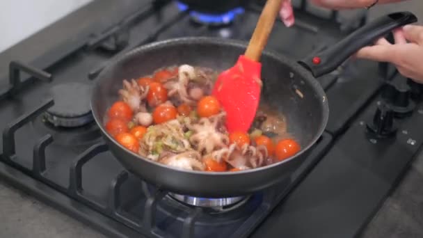 Octopus seafood with vegetables in frying pan — Stock Video