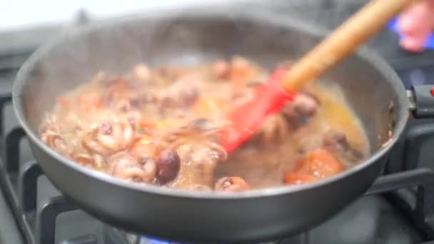 Chef keverjük sült zöldségek és a baba polip egy — Stock videók