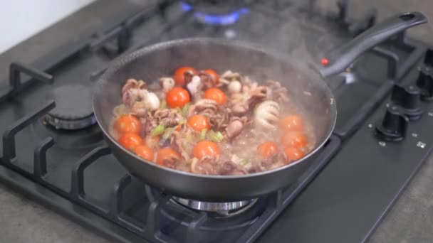 뜨거운 냄비에 아기 문어와 야채를 볶음 — 비디오