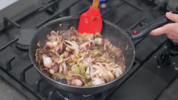 在平底锅中搅拌油炸蔬菜和章鱼宝宝 — 图库视频影像