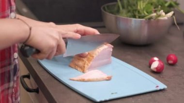 Füme domuz jambon parça Dilimleme genç ev hanımı
