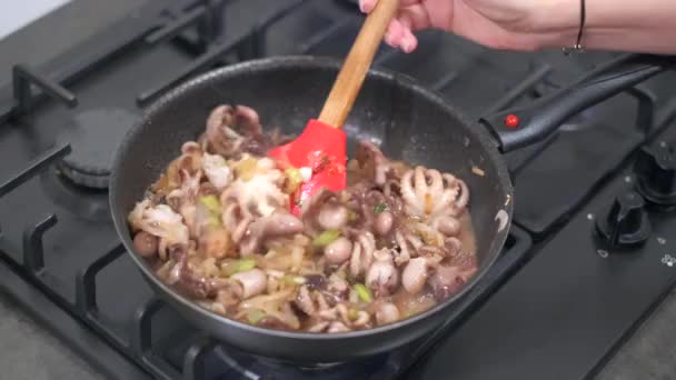 Revuelva las verduras fritas y el pulpo bebé en la sartén — Vídeo de stock