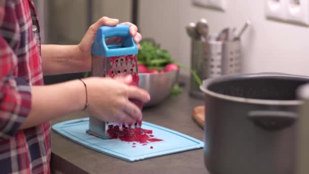 女家庭主妇擦甜菜根钢搅拌机 — 图库视频影像