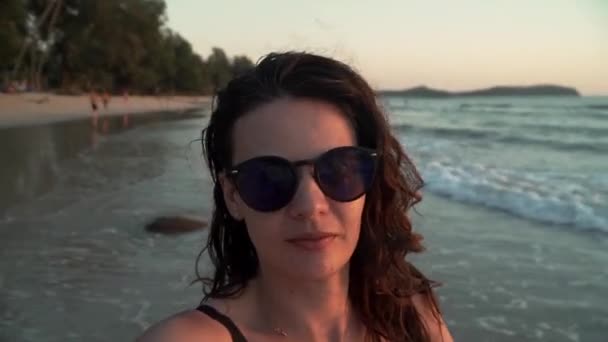 Ragazza felice che gira e balla sulla spiaggia al tramonto — Video Stock