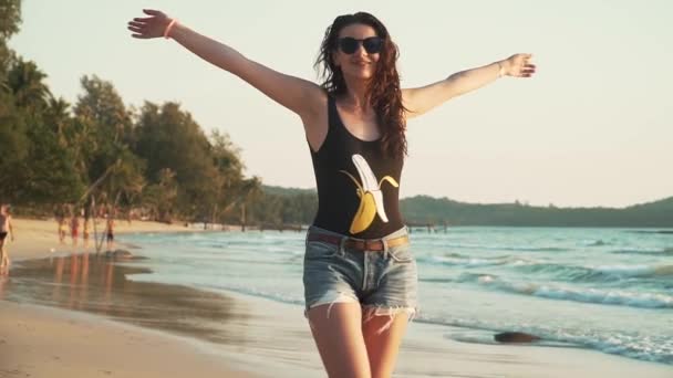 Mulher feliz gosta de férias na praia ao pôr do sol — Vídeo de Stock