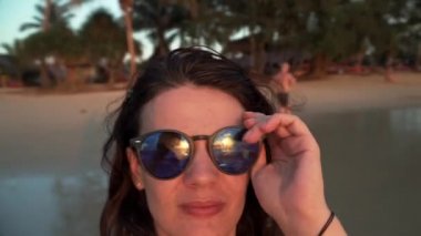 Mutlu kız gün batımında sahilde dönen ve dans