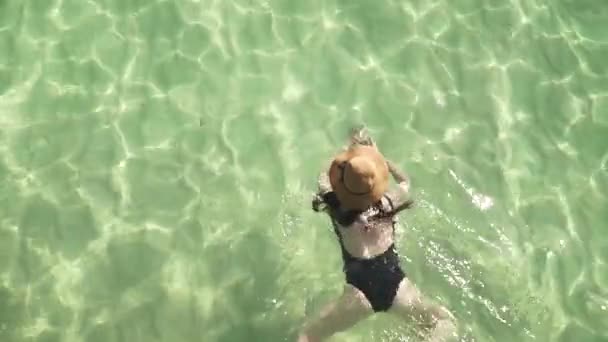 Lány úszik a tiszta színes átlátszó víz — Stock videók