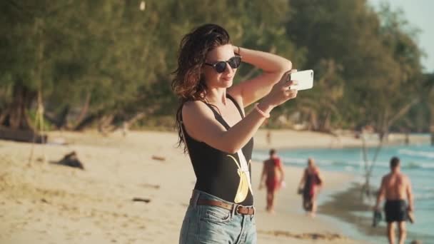 Lycklig kvinna gör Selfie på stranden — Stockvideo