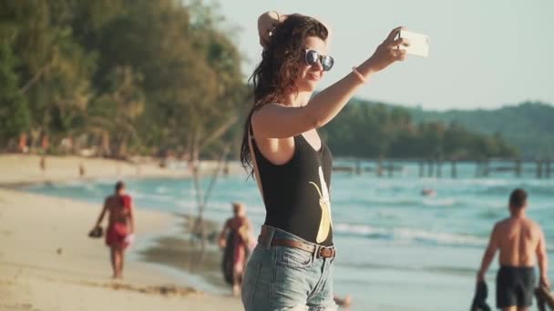 Szczęśliwa kobieta robi selfie na plaży — Wideo stockowe