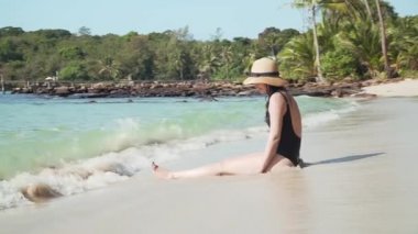 Sahilde oturan genç beyaz kadın