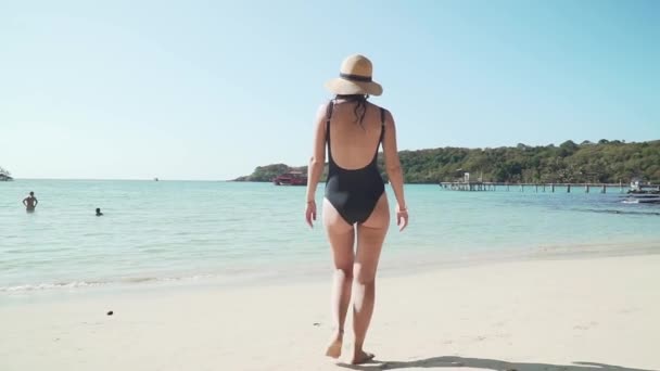 若い白人女性が楽しそうに海水に駆け込む — ストック動画