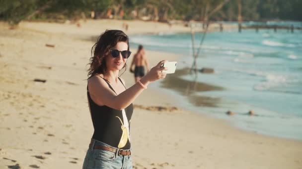 Χαρούμενη γυναίκα κάνοντας selfie στην παραλία — Αρχείο Βίντεο