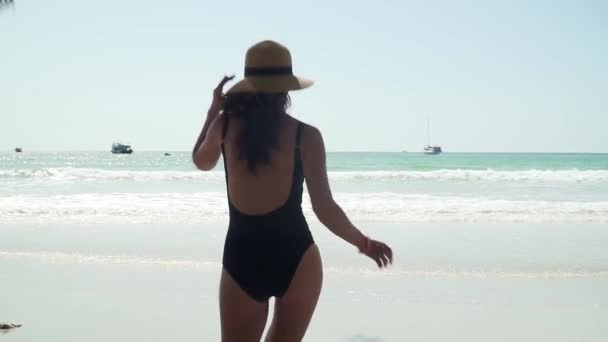 Genç beyaz kadın mutlu deniz suyuna koşar — Stok video