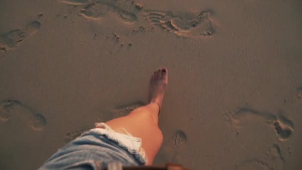 トップビュークローズアップ女性は、日没時に海で脚 — ストック動画