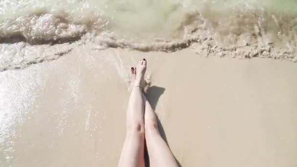 Femmes jambes lavées par des vagues de mer mousseuses — Video