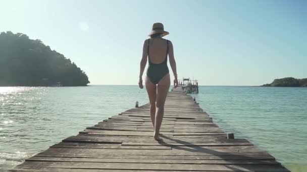 Mulher caminha em molhe de madeira na praia tropical — Vídeo de Stock