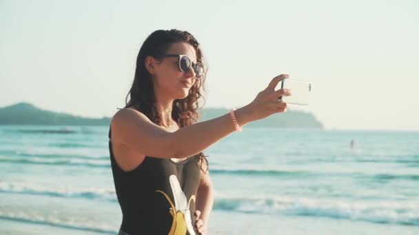 Lycklig kvinna gör Selfie på stranden — Stockvideo