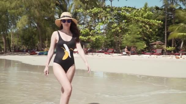 젊은 여자는 바다로 모래 해변을 따라 산책 — 비디오