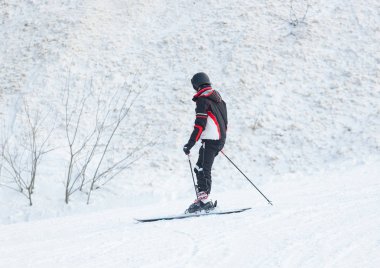 Erkek kayakçı taze karda kayak üzerinde bir güneşli kış gününde kayak..