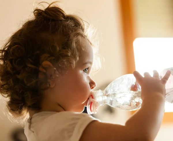 Niña Bebiendo Agua Fresca Biberón Plástico — Foto de Stock