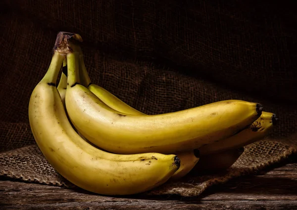 Bananes Jaunes Mûres Fraîches Sur Une Table Bois — Photo