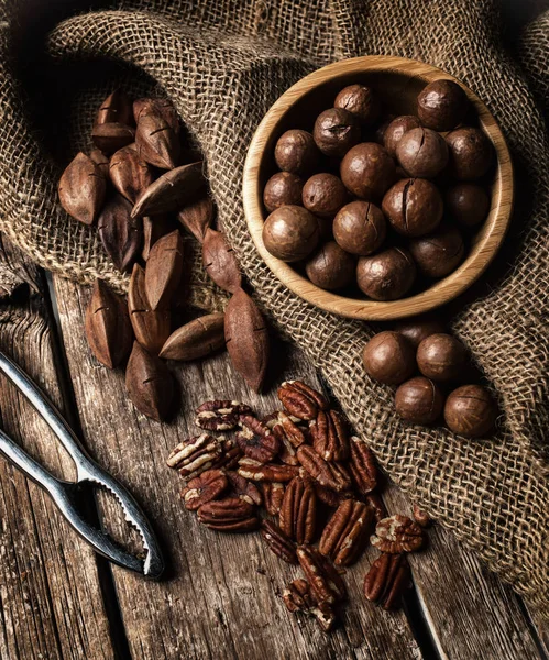 Macadamia Pekannüsse Und Pili Nüsse Auf Holztisch — Stockfoto