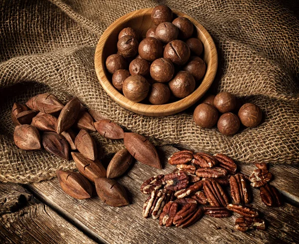 Macadamia Pekannüsse Und Pili Nüsse Auf Holztisch — Stockfoto