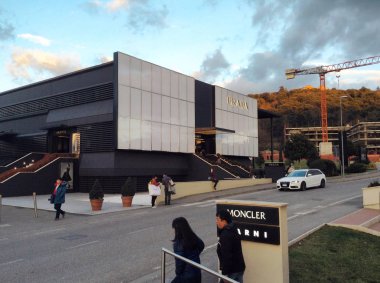 Leccio, Reggello, İtalya - 25 Ocak 2015: Outlet Alışveriş Merkezi Floransa moda, güzellik ve stil sevenler için yer. 2015 yılında açıldı ve her yıl çok sayıda turist tarafından ziyaret edilmiştir