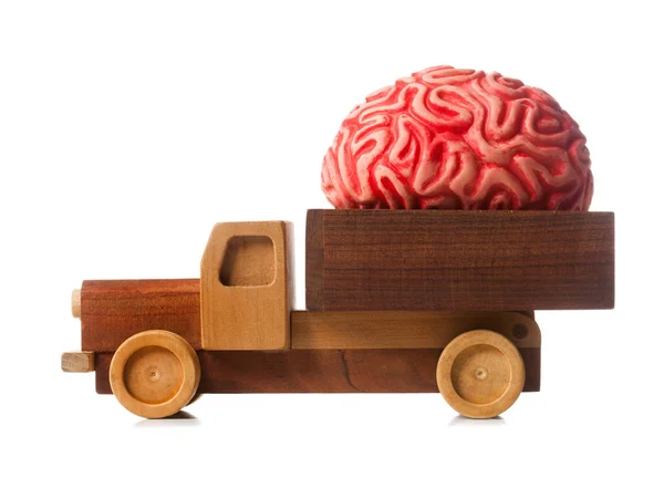 Houten Vrachtwagen Draagt Een Rubber Hersenen Metafoor Voor Braindrain — Stockfoto