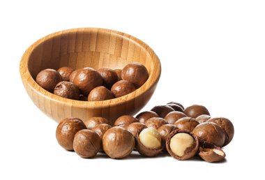 Macadamia fındık beyaz arka plan üzerinde izole kapatmak.
