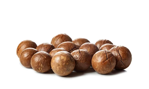 Close Van Macadamia Noten Geïsoleerd Witte Achtergrond — Stockfoto