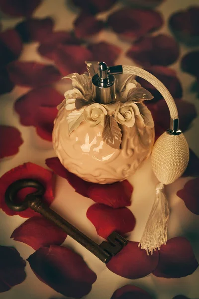 Parfymflaska Röda Rosenblad Kärlekskoncept Och Passion — Stockfoto