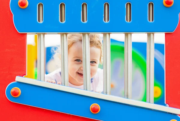 Hübsches Kleines Mädchen Mit Blonden Haaren Und Blauen Augen Spielt — Stockfoto