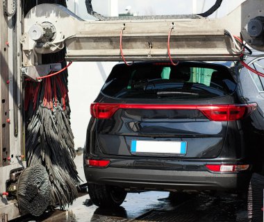 Otomatik oto yıkama kırmızı ve siyah fırça dönen siyah arabaya. Ayrıntı adım kurutma araç.