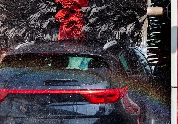 빨간색과 검은색 브러쉬를 세차에 자동차 — 스톡 사진