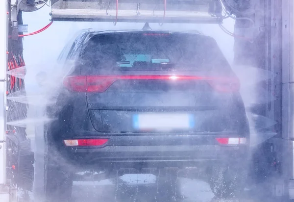 Zwarte Auto Automatische Autowassen Roterende Rode Zwarte Borstel Wassen Voertuig — Stockfoto