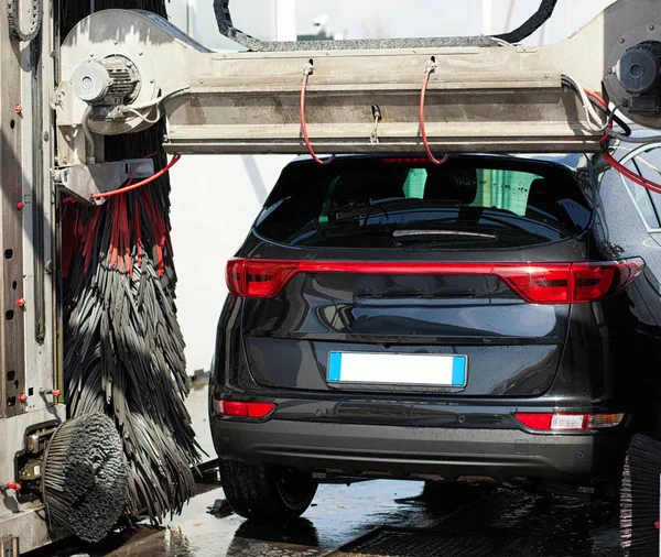 Schwarzes Auto Automatischer Autowaschanlage Mit Roter Und Schwarzer Bürste Detail — Stockfoto