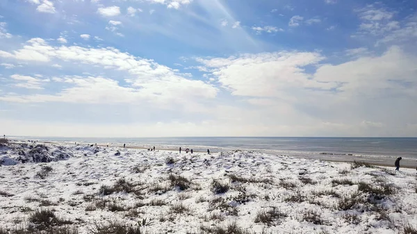 冬時間のビーチの風景です 黄色の細かい砂ではなく白いふわふわ雪 — ストック写真