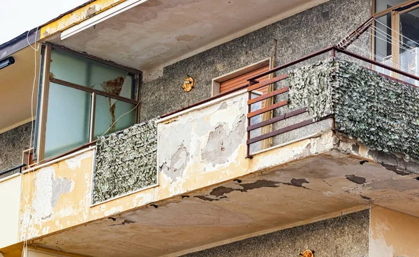 Balcon Avec Béton Fissuré Fers Rouillés Nécessitant Une Rénovation — Photo