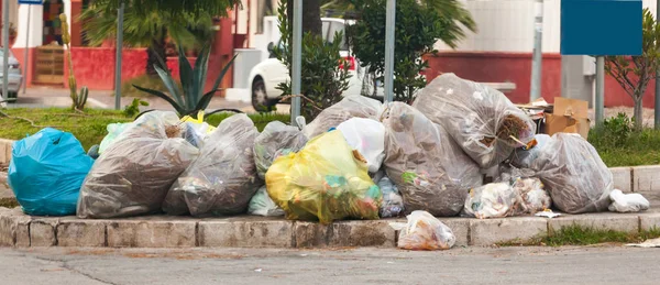 人行道上街道上的垃圾袋 — 图库照片