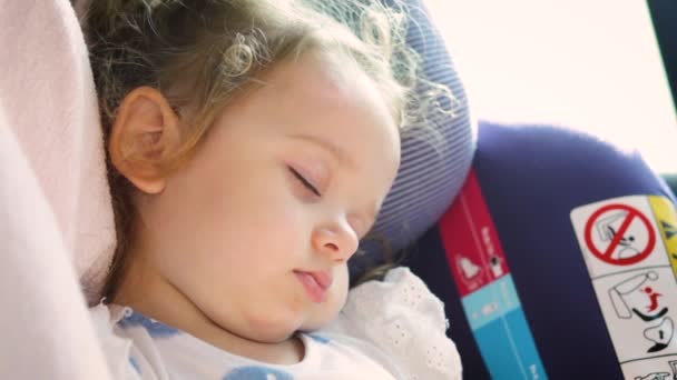 かわいい金髪の赤ちゃんは 赤ちゃんの車の座席で寝ています 安全コンセプト — ストック動画