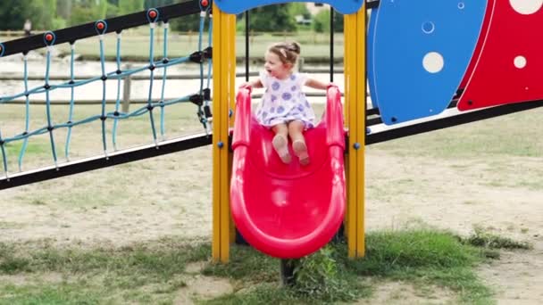 Красивая Маленькая Девочка Светлыми Волосами Голубыми Глазами Играет Открытом Воздухе — стоковое видео