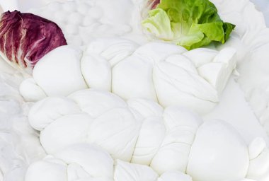 Mozzarella di Bufala tipik süt ürünü Güney İtalya'nın Campania bölgesinde. Bu durumda bir örgü şeklinde farklı şekillerde üretilir.