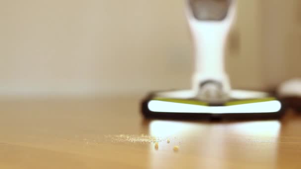 寄せ木張りの床で使用される Led ライト掃除機 — ストック動画