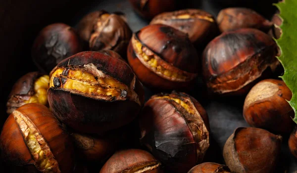 Avvicinamento Delle Castagne Arrosto Padella Snocciolata — Foto Stock